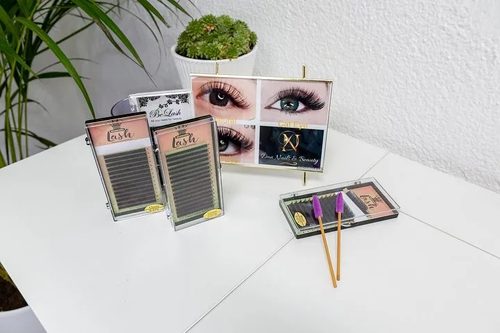 Wimpern-Extensions und Produkte im Studio