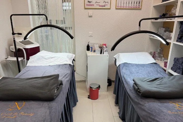 Behandlungsraum für Wimpern mit zwei Liegen